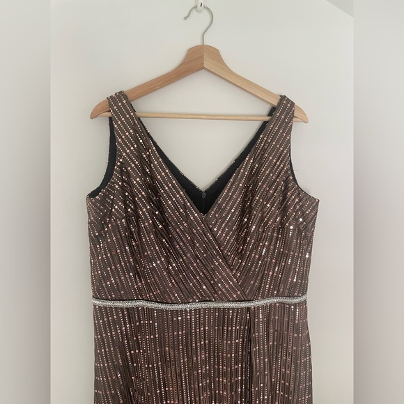 MAC DUGGAL Long sleeveless V neck bronze sequined gown - Picture 4 of 7